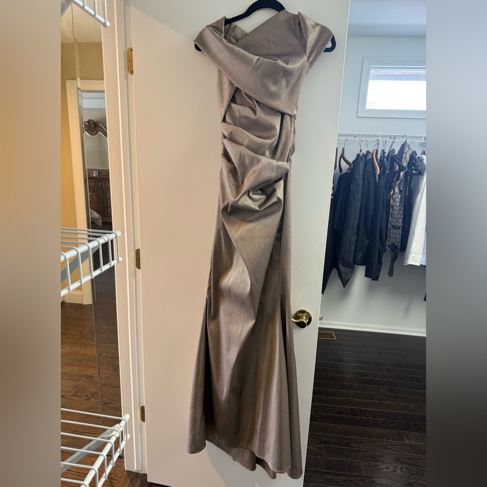 TALBOT RUNHOF
Size 6
Beautiful dress
Amazing condition!